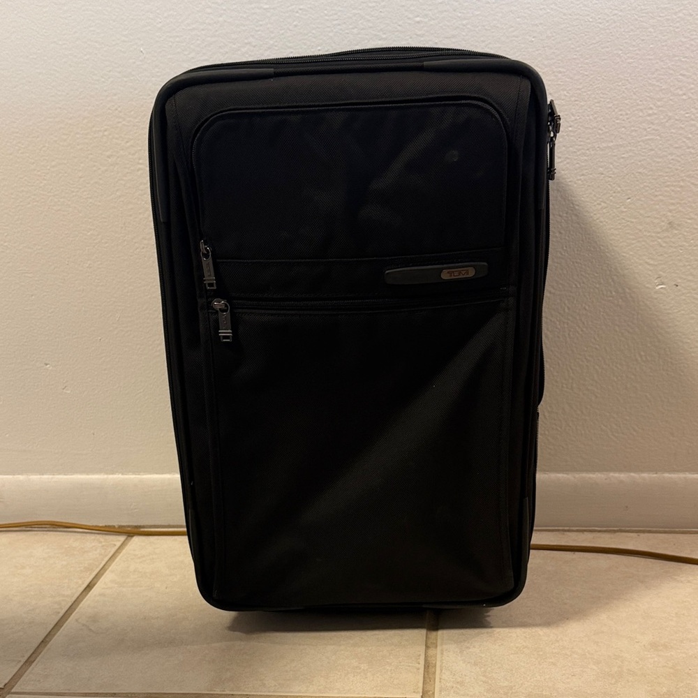 Tumi Luggage - Gen 4.2 - Black Expandable *COPY*
